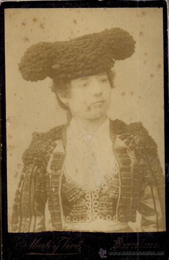 Foto fotografía de una mujer torera del sigo xix (martí y vivé, barce