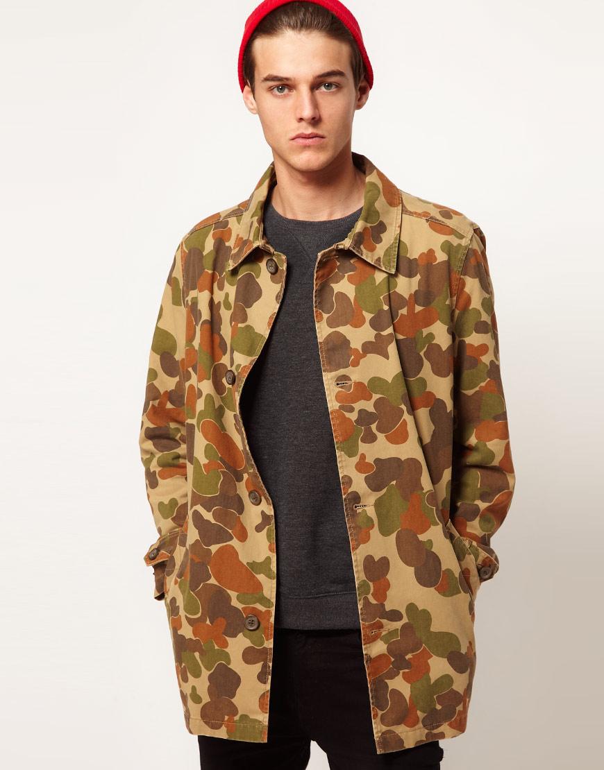 Foto Gabardina con estampado de camuflaje de ASOS Verde caqui