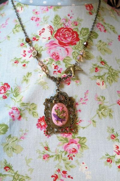 Foto Gargantilla en oro viejo con ramillete rosas
