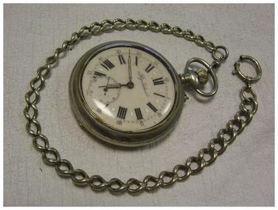 Foto goliath de bolsillo regulateur de 67 mm sin corona, con su leontina, funcionando