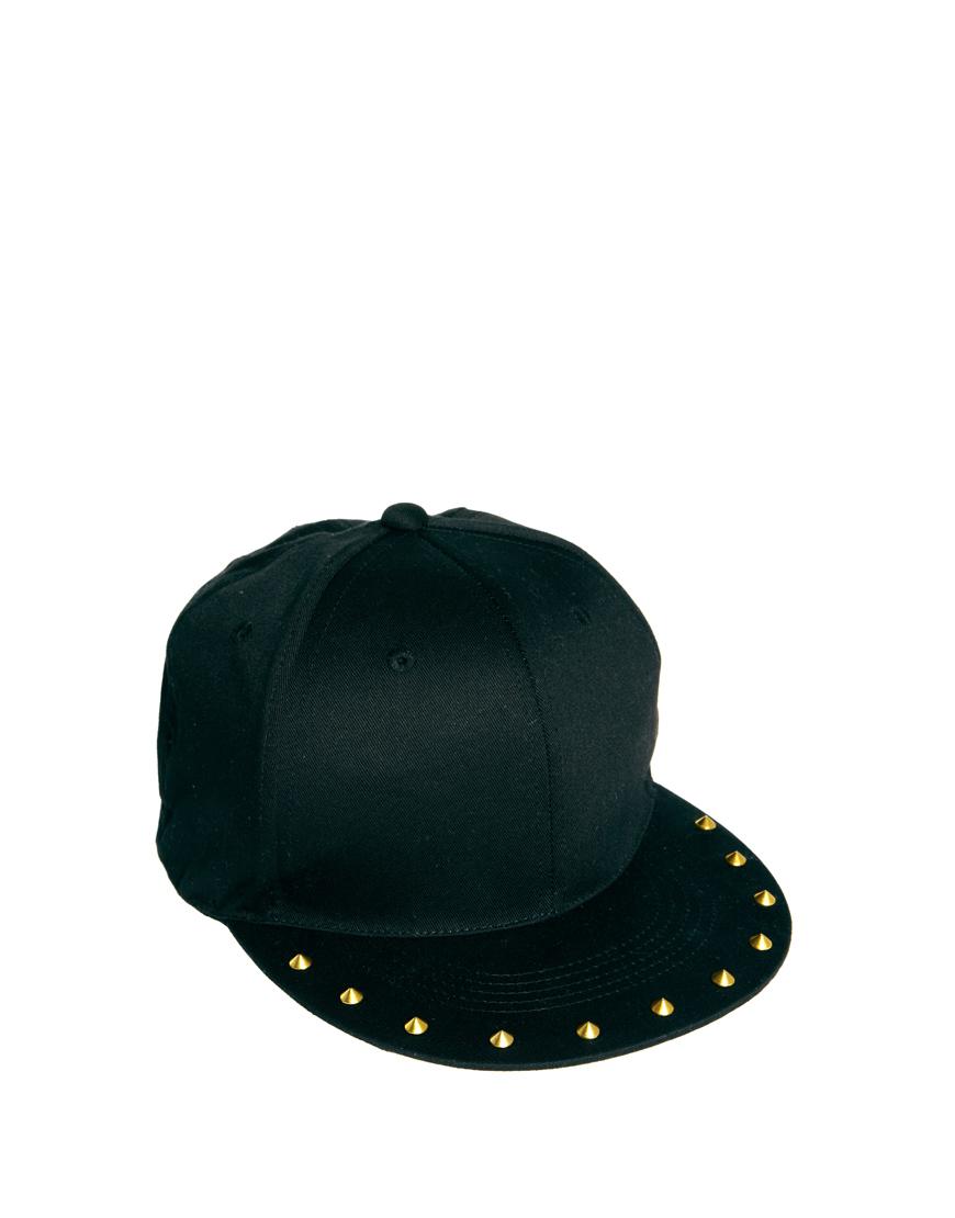 Foto Gorra con broche trasero y visera con tachuelas de ASOS Negro