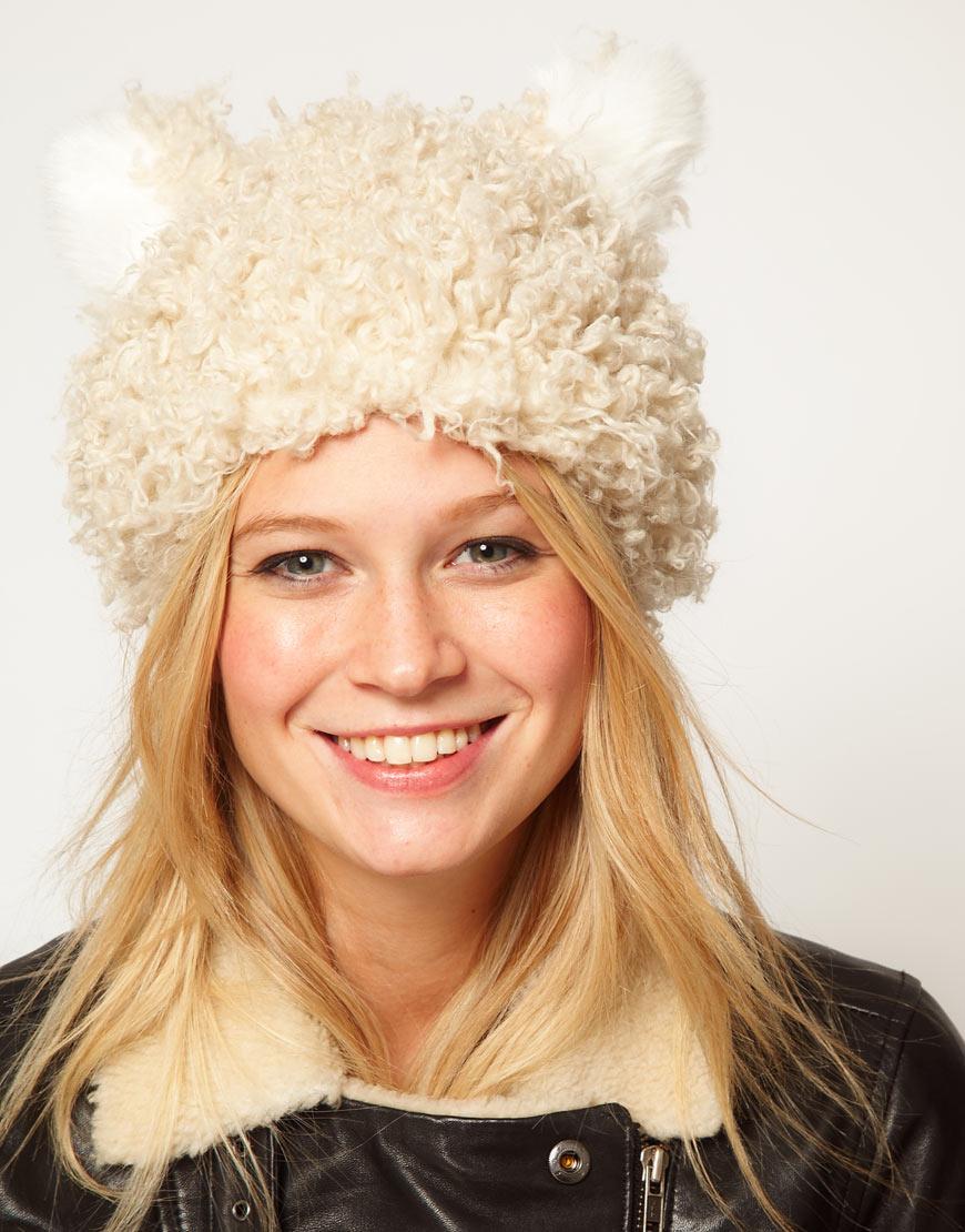 Foto Gorro con orejas de piel de oveja sintética y esponjosa de ASOS Crema