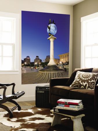 Foto Illuminated World Globe in Maidan Nezalezhnosti, Kiev, Ukraine