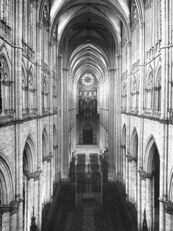Foto Lámina fotográfica Amiens Cathedral Showing High Vaulted Arches, Rose Window in Distance, Sublime Gothic Expression de Nat Farbman, 41x30 in.