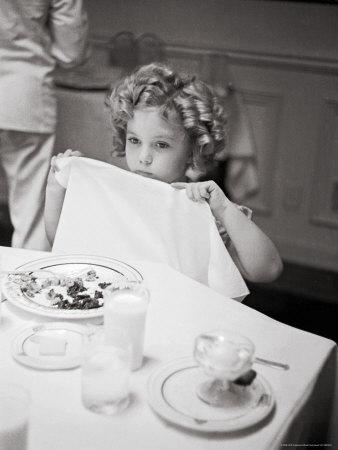 Foto Lámina fotográfica de primera calidad Child Actress Shirley Temple Celebrating Her Eighth Birthday on 20th Century Fox Lot de Alfred Eisenstaedt, 61x46 in.