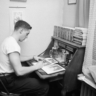 Foto Lámina fotográfica de primera calidad Hockey Great Jean Beliveau Autographing Photos de Yale Joel, 41x41 in.