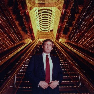 Foto Lámina fotográfica de primera calidad Real Estate Tycoon Donald Trump Poised in Trump Tower Atrium de Ted Thai, 41x41 in.