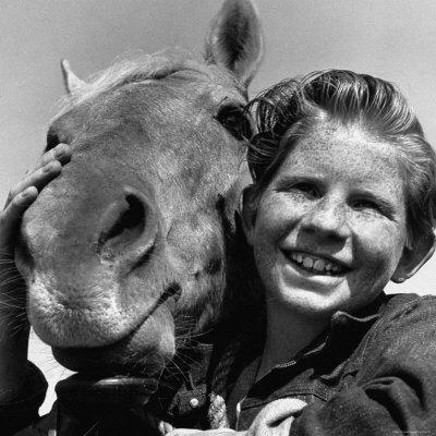 Foto Lámina fotográfica de primera calidad Singer Jimmy Boyd Hugging a Horse de Loomis Dean, 41x41 in.
