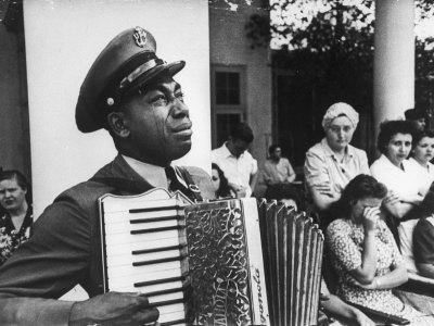 Foto Lámina fotográfica Navy CPO Graham Jackson Playing Accordian, Crying as Franklin D Roosevelt's Body is Carried Away de Ed Clark, 41x30 in.
