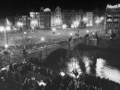 Foto Lámina fotográfica People Celebrating the Independence of Ireland on O'Connell Bridge before Midnight on Easter Sunday de Larry Burrows, 41x30 in.
