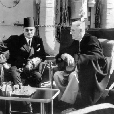 Foto Lámina fotográfica Pres Franklin Roosevelt with King Farouk of Egypt on US War Ship in Great Bitter Lake, Feb 20, 1945, 41x41 in.