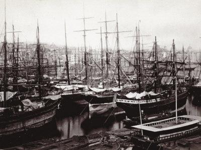 Foto Lámina fotográfica The Mercantile Port of Naples with Various Vessels at Anchor, 61x46 in.