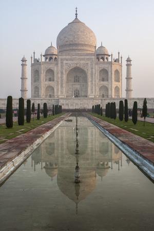 Foto Lámina fotográfica The Taj Mahal, a Mausoleum Built in Memory of Shah Jahan's Third Wife de Jonathan Irish, 61x41 in.