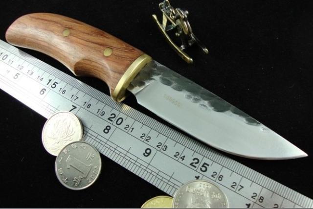 Foto la madera hecha a mano fijada herbertz de la cebra del cuchillo de la lámina forjó el cuchillo para el hunti