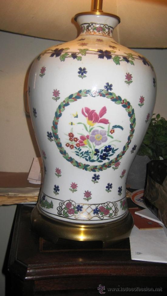 Foto lampara de sobremesa de porcelana de la forma becara