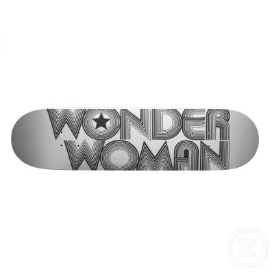 Foto Logotipo 3 de la Mujer Maravilla B&W Skateboards