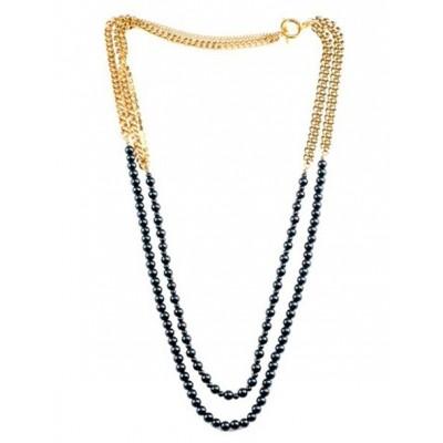 Foto Lola casademunt: collar dorado perlas oscuras