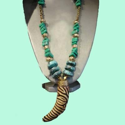 Foto Lola casademunt: collar largo cuerno cebra piedras turquesa