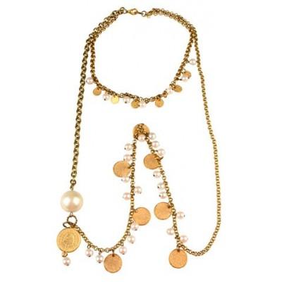 Foto Lola casademunt: collar perlas y medallas