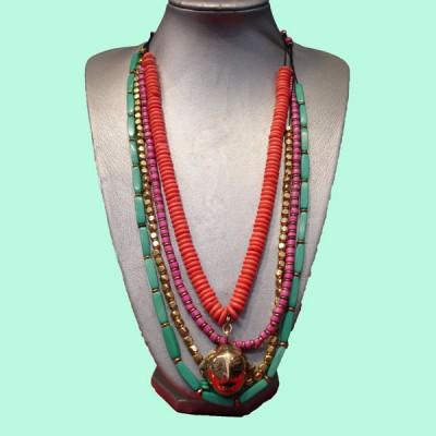 Foto Lola casademunt: collar piedras colores colgante cara metal