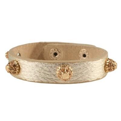 Foto Lola casademunt: pulsera cuero y tachas brillantes