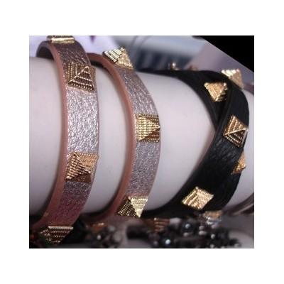 Foto Lola casademunt: pulsera cuero y tachas