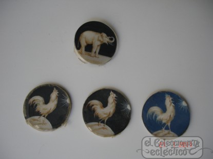 Foto lote de cuatro pinturas en miniatura. gallos y elefante. 1º xx