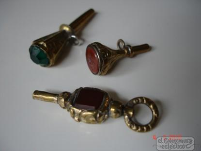 Foto lote de tres llaves para relojes de bolsillo. metal y piedras. labradas.
