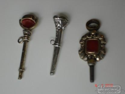 Foto lote de tres llaves para relojes de bolsillo. plata y piedras. labradas.