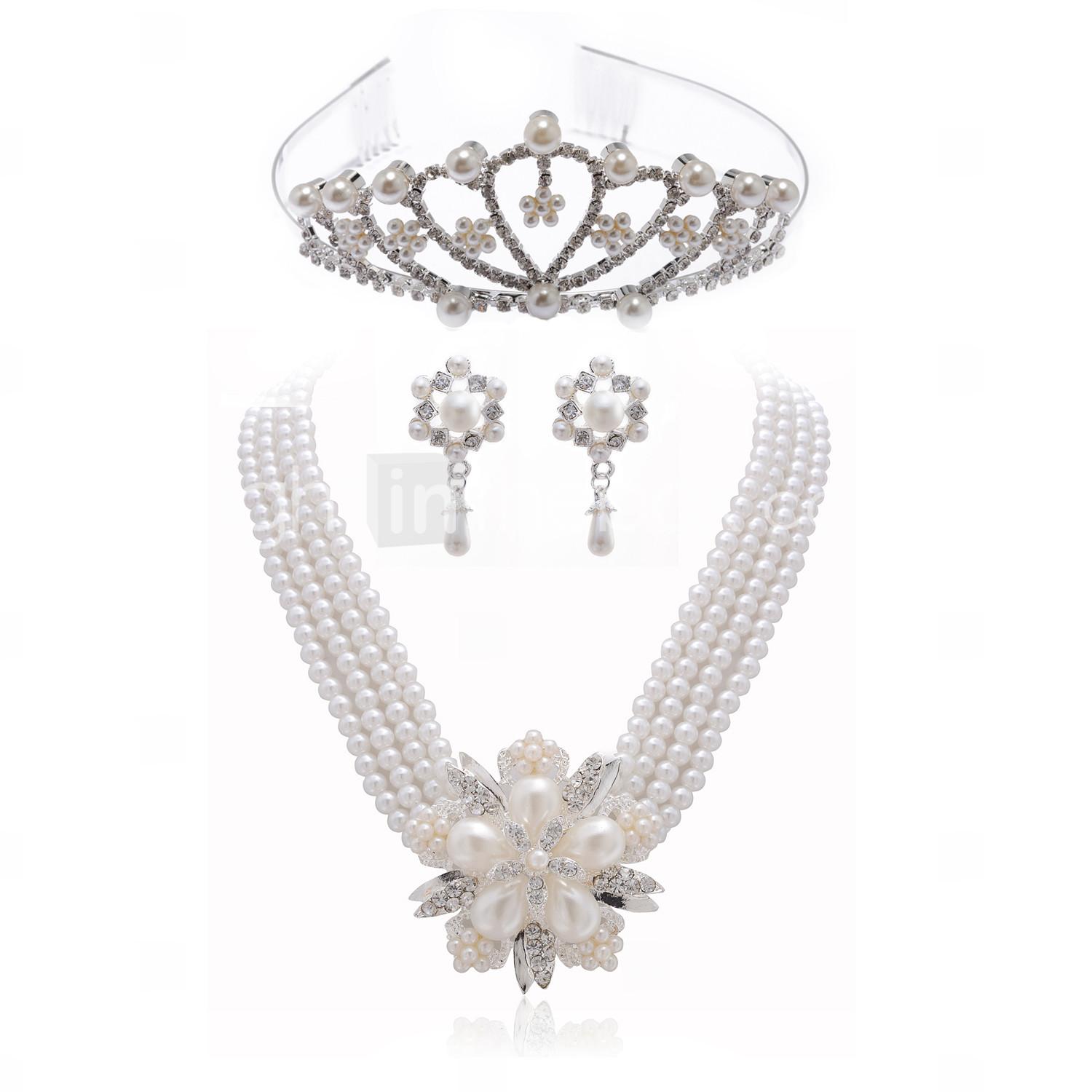 Foto magnífico cristales claros con el conjunto de joyas de imitación de perlas, incluyendo collares, aretes y diadema