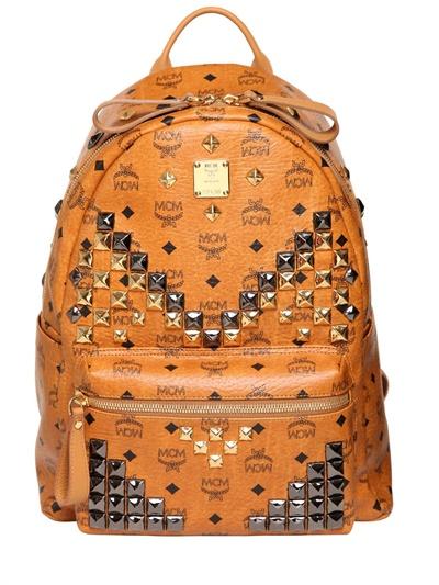 Foto mcm backpack mediana de piel con tachuelas