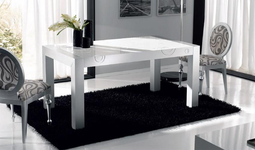 Foto Mesa de Comedor Lacada con Tapa Grabada y Extensible