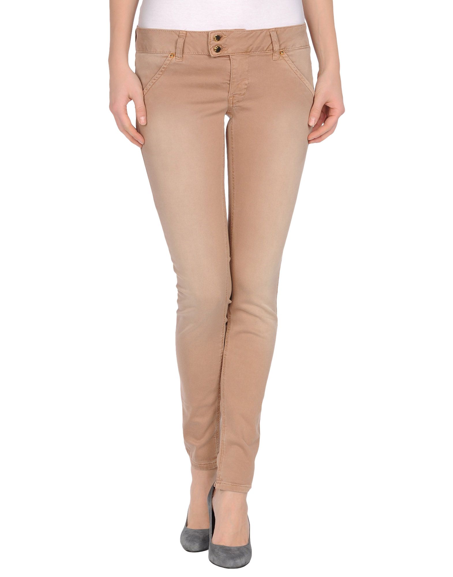 Foto met in jeans pantalones

