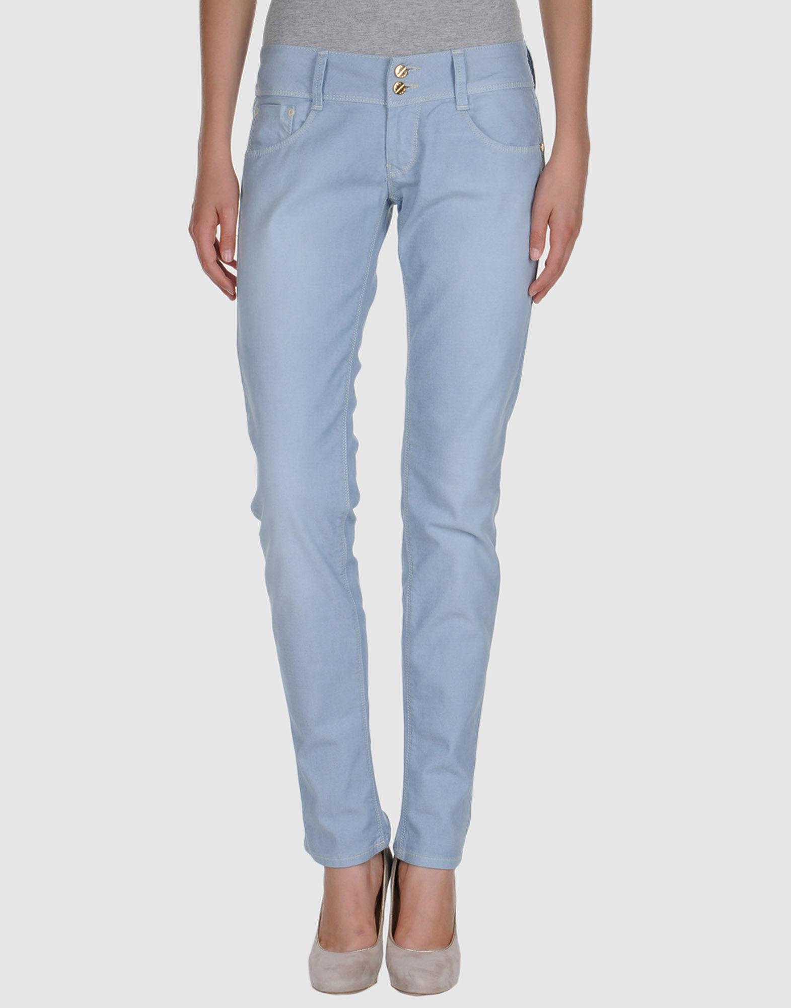 Foto met in jeans pantalones

