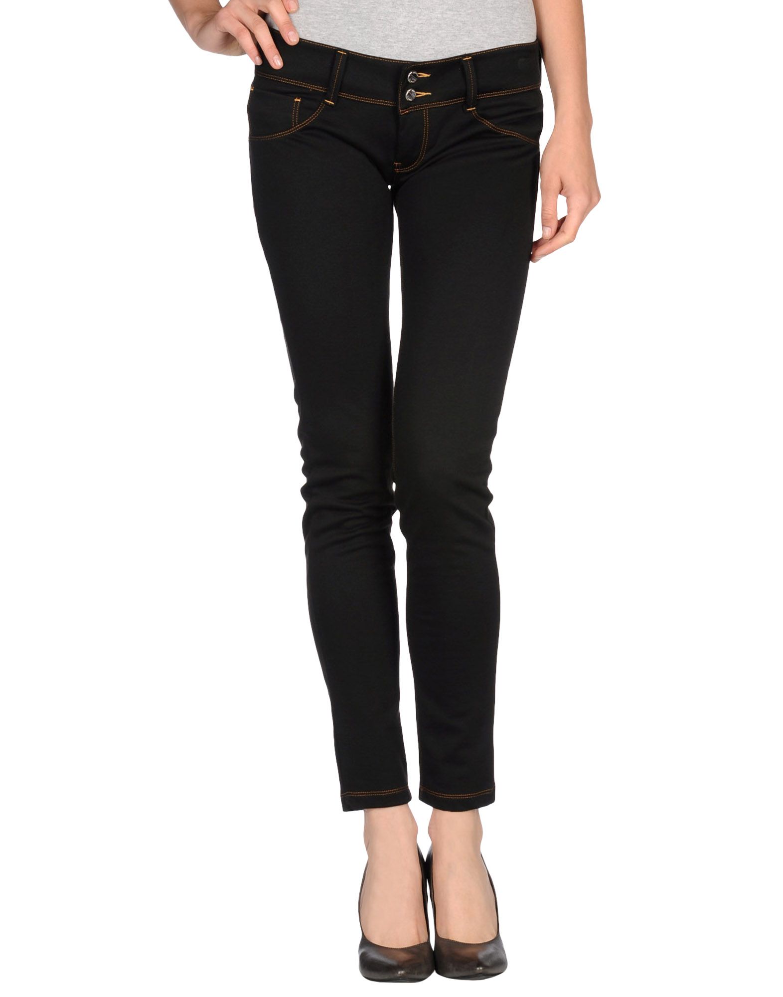 Foto met in jeans pantalones
