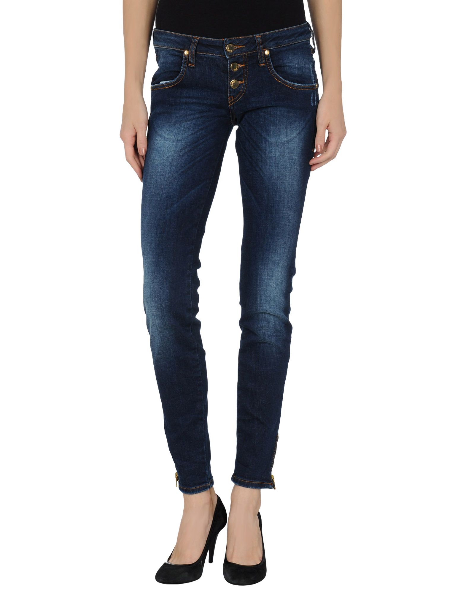 Foto met in jeans pantalones vaqueros
