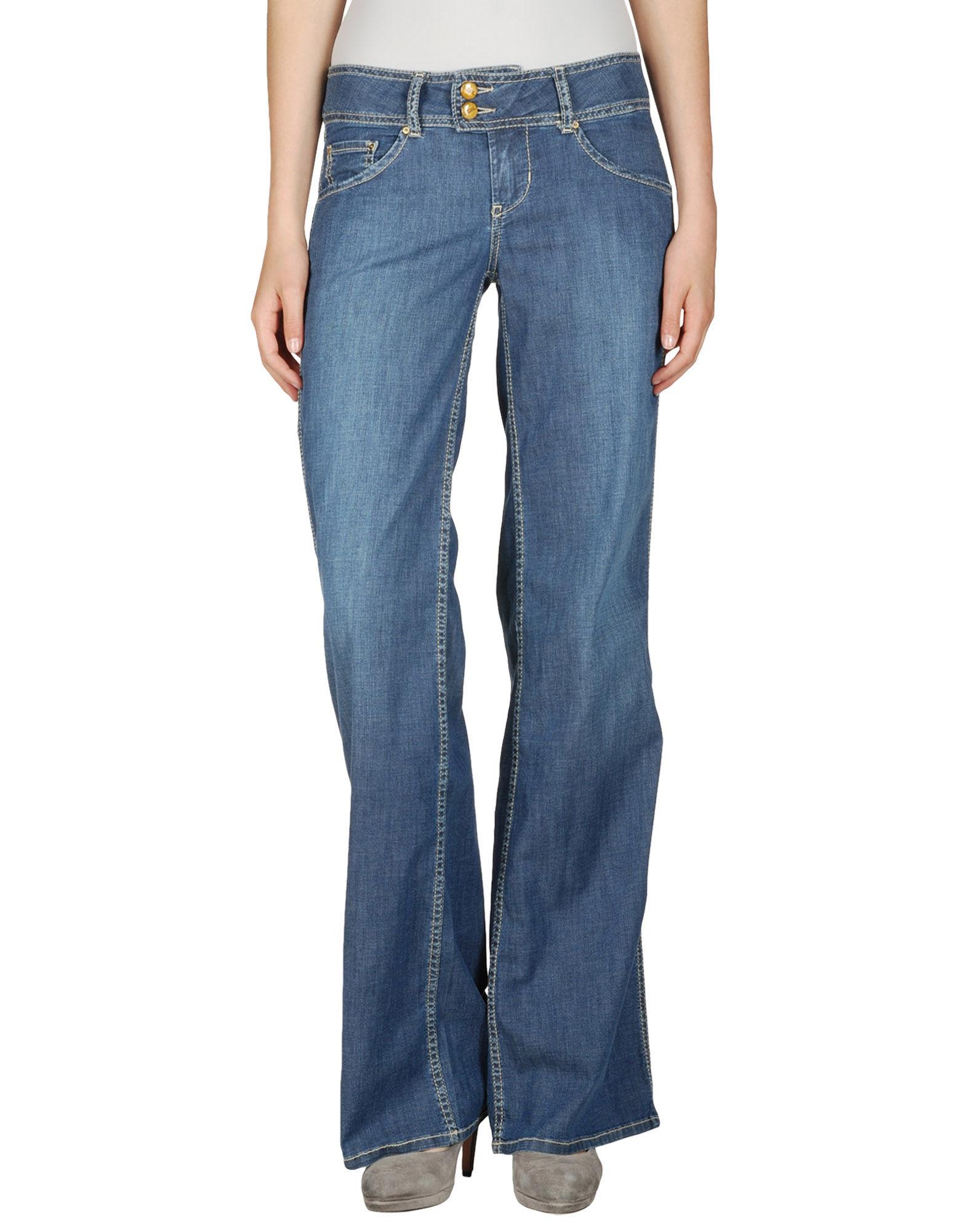 Foto met in jeans pantalones vaqueros
