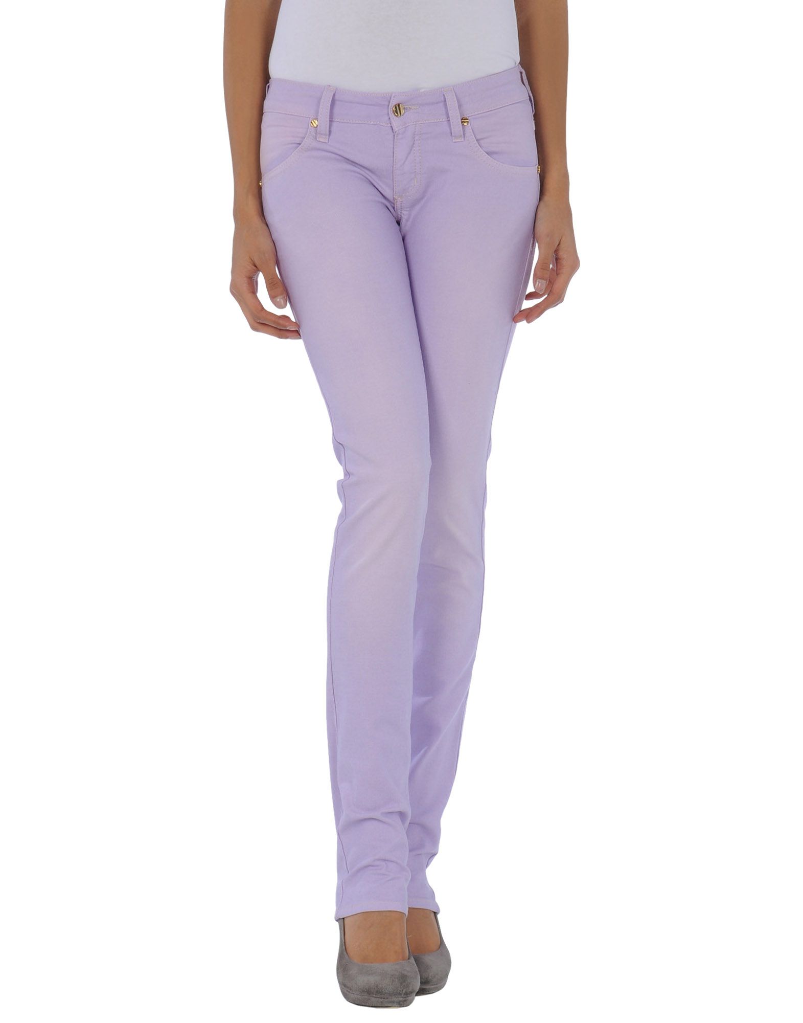 Foto met in jeans pantalones vaqueros
