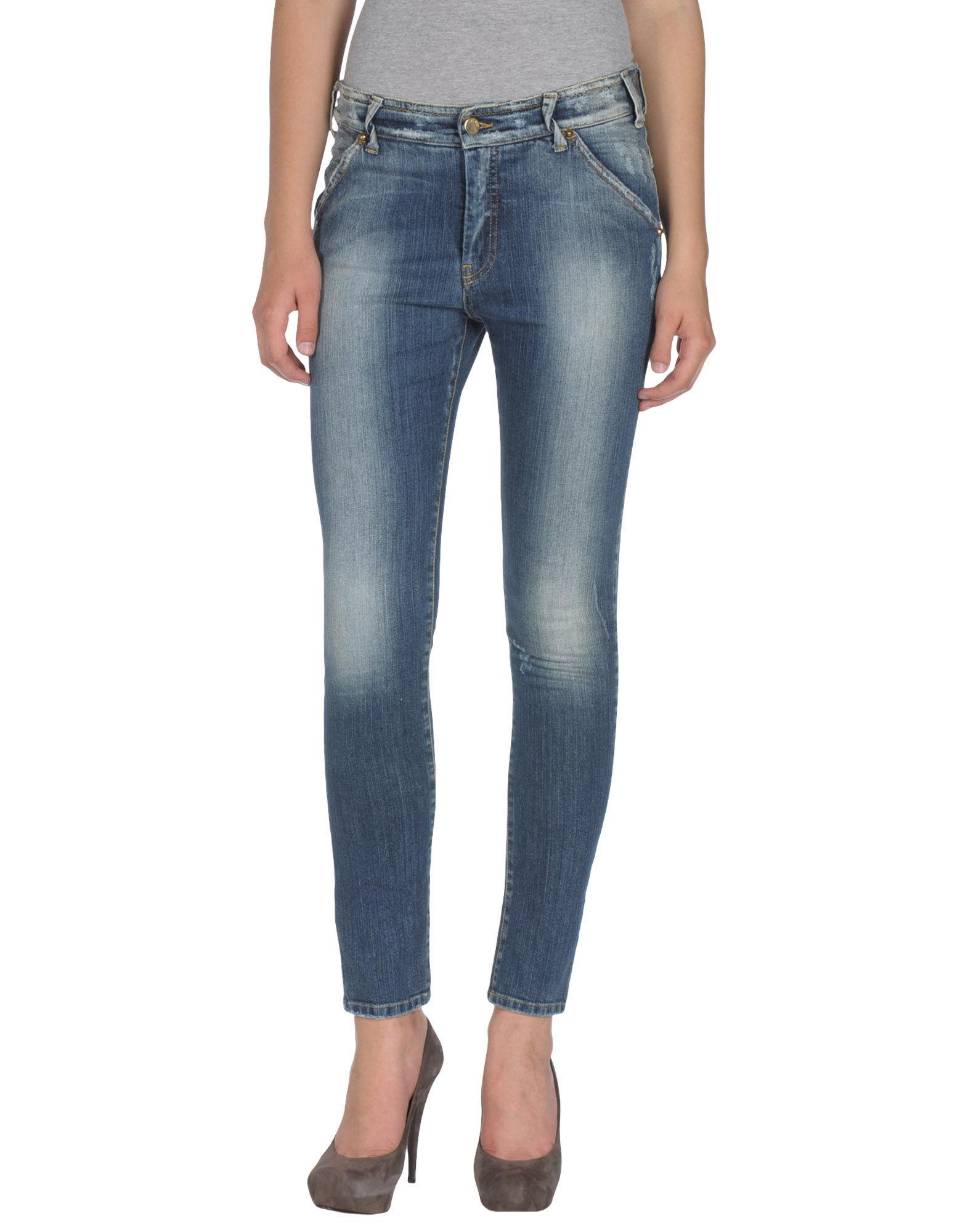 Foto met in jeans pantalones vaqueros
