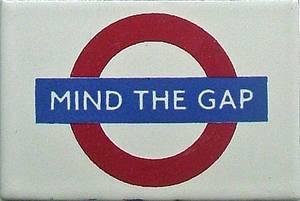 Foto Mind The Gap London Underground roundel enamel fridge magnet