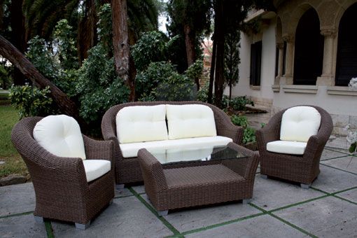Foto Mobiliario de jardín elegante, de majestic garden. Mesa baja, sofá tres plazas y dos sillones.