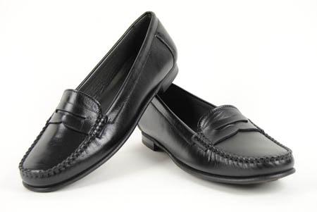 Foto mocasin negro con antifaz