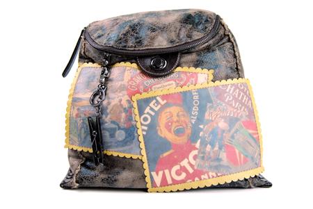 Foto mochila marrón envejecida con sellos estampados