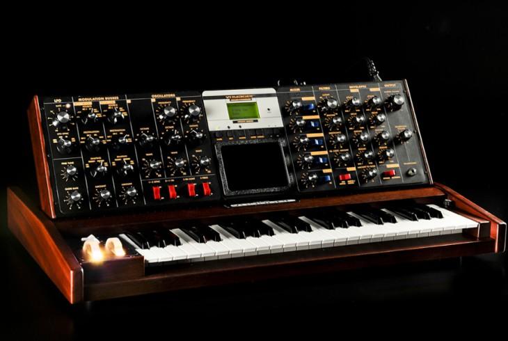 Foto Moog Voyager Select Series Solar Mahogany