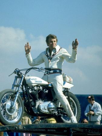 Foto Motorcycle Daredevil Evel Knievel Poised on His Harley Davidson, Ralph Crane - Laminas