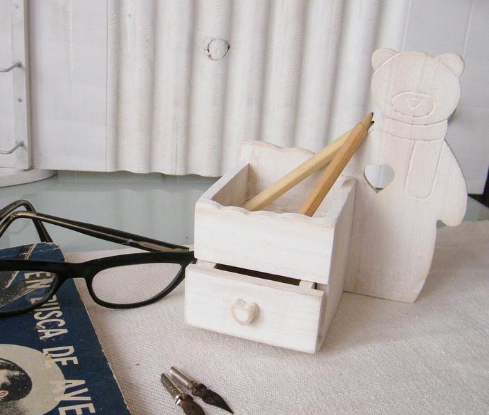 Foto mueblecito de escritorio con cajon y osito
