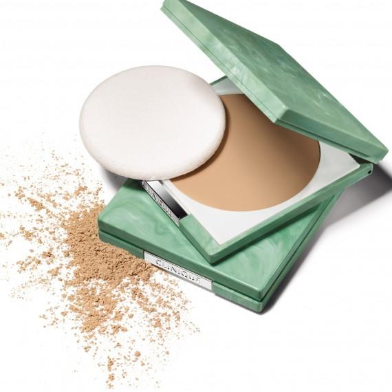 Foto Mujer Maquillaje Clinique Almost Powder Makeup SPF 15 10 gr