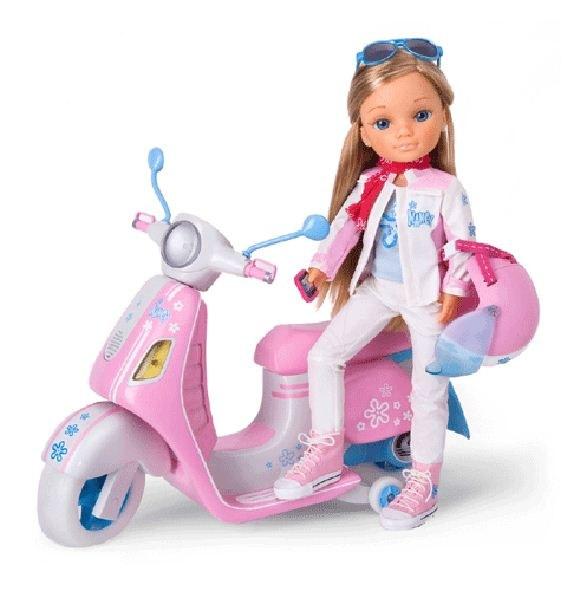 Foto Nancy y su scooter rosa de famosa