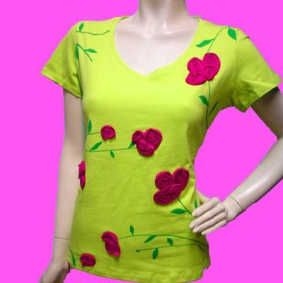 Foto Noos noos: camiseta verde pistacho flores en relieve