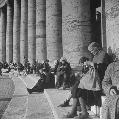 Foto Old Italian Women Knitting While They Socialize in the Colonade of St. Peter's Square, Vatican City, Margaret Bourke-White - Laminas